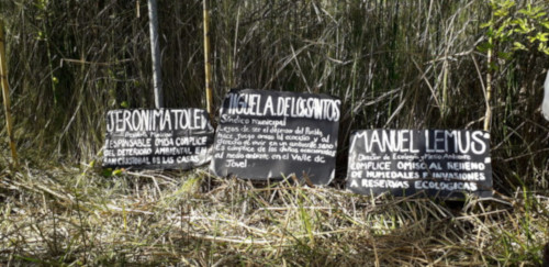 Carteles de reclamo contra funcionarios municipales