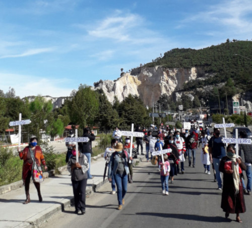 Marcha con carteles de reclamo en la carretera