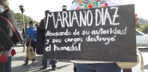 Cartel de protesta que dice «Mariano Díaz abusando de su autoridad y sus cargos destruyó el humedal»