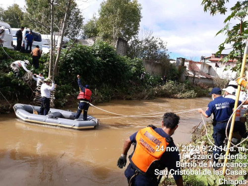 Cuerpos de rescate en el río