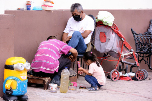 Señor en actividades cotidianas, acompañado de una niña