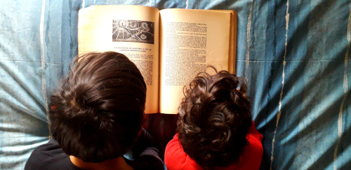 Niños leyendo en la cama