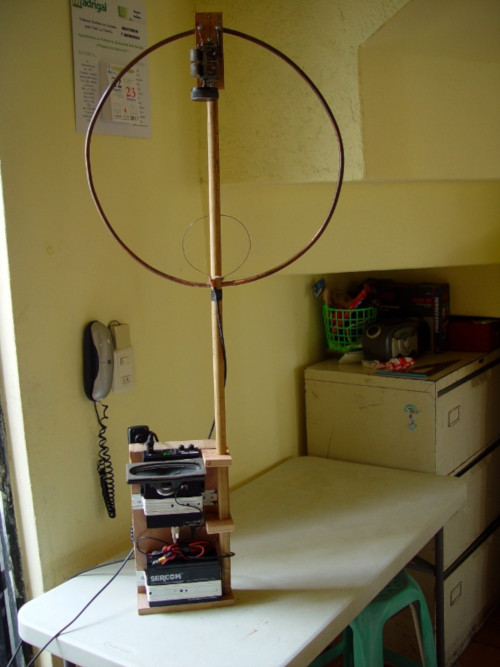 Radio de banda civil con antena circular portátil